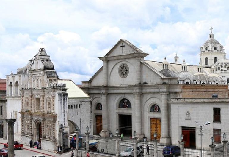 Catedral del espiritu santo - quetzaltenango  Latam Plaza Pradera Quetzaltenango