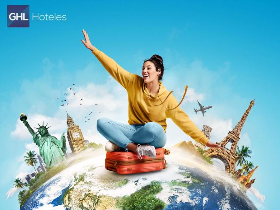 Viajeros disfrutando de las irresistibles ofertas de viajes de GHL Hoteles en diferentes destinos