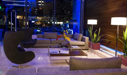 Moderno lobby con hermosa vista a la cañada. Howard Johnson Hotel & Suites Córdoba