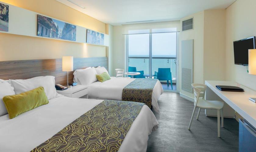 Habitación estándar dos camas dobles vista al mar  GHL Relax Corales de Indias Cartagena