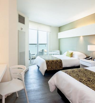 Habitación estándar dos camas sencillas vista al mar GHL Hotel Relax Corales de Indias Cartagena