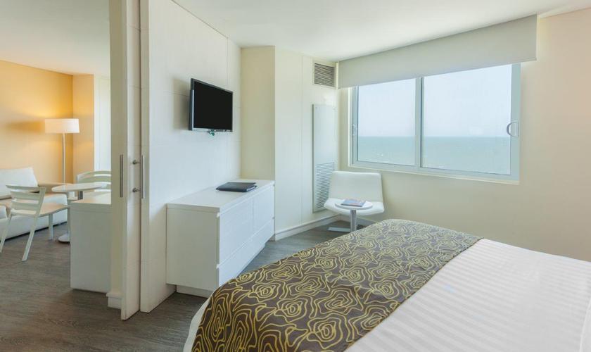 Junior suite con cama king vista al mar  GHL Relax Corales de Indias Cartagena