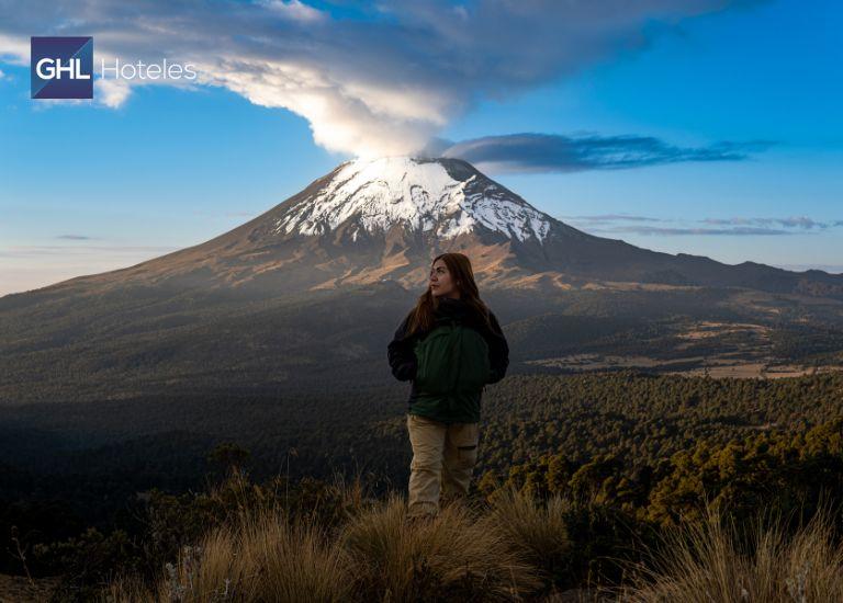 Caminatas a volcanes en Latinoamérica guía para vivir esta aventura mujer realizando una caminata al nevado del cucuy