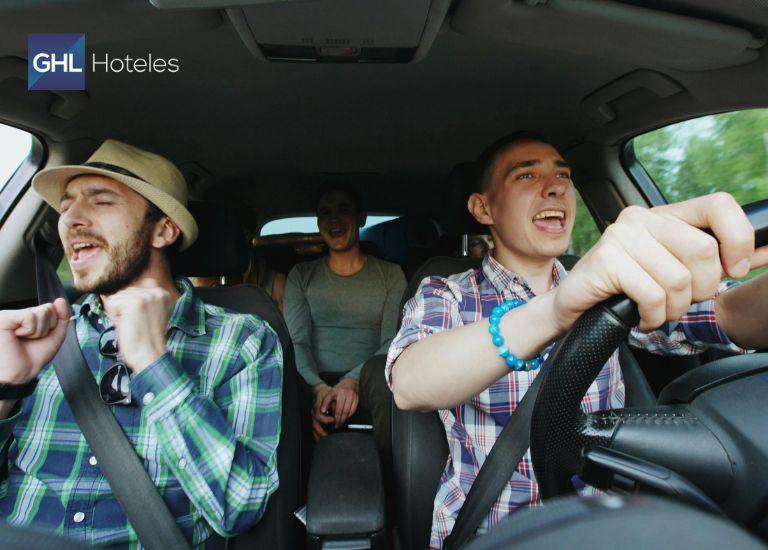 Consejos para viajar en semana santa y cuidar tu bolsillo grupo de amigos en un carro rumbo a un viaje en semana santa