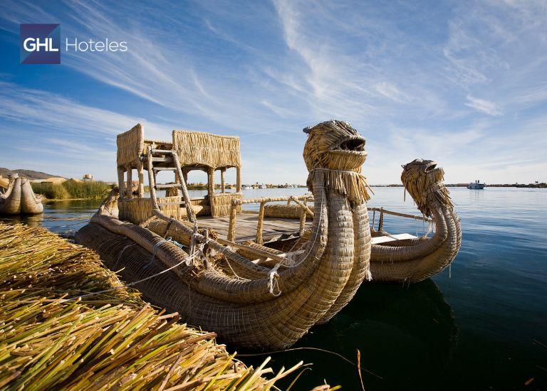 Descubre por qué Puno es un destino fascinante de Perú Balsa en el lago titicaca ubicado en Puno