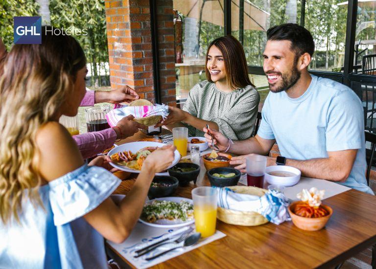 Los destinos de Latinoamérica que conquistan a los viajeros por su comida amigos compartiendo comida variada de latinoamérica