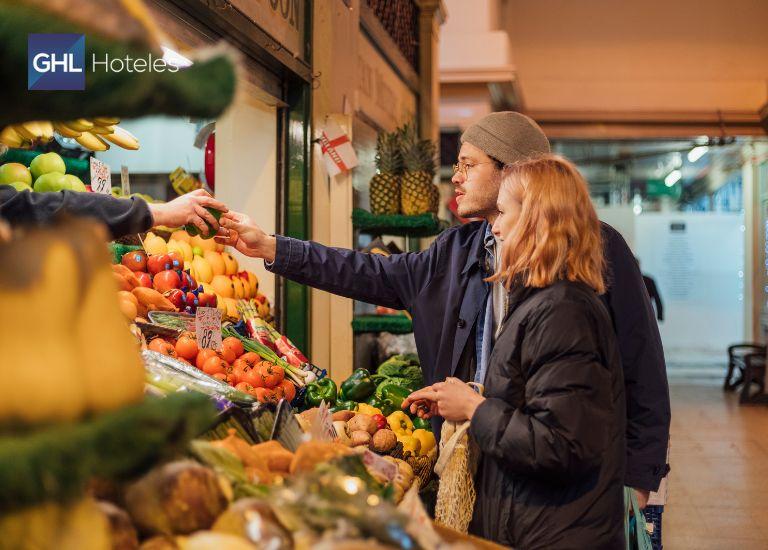Lugar imperdible para comer Las plazas de mercado pareja comprando comida típica de colombia en una plaza de mercado