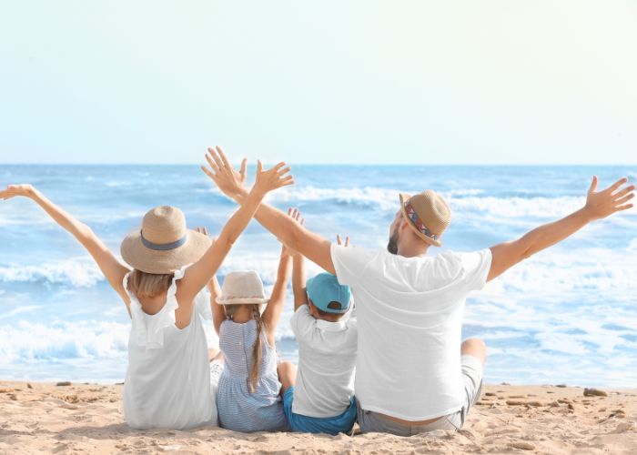 familia descansando en un resort