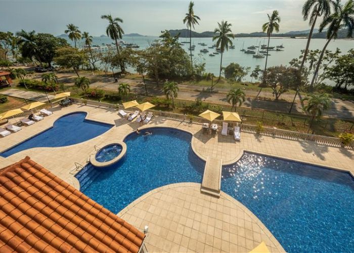 Piscina del hotel Radisson en panama
